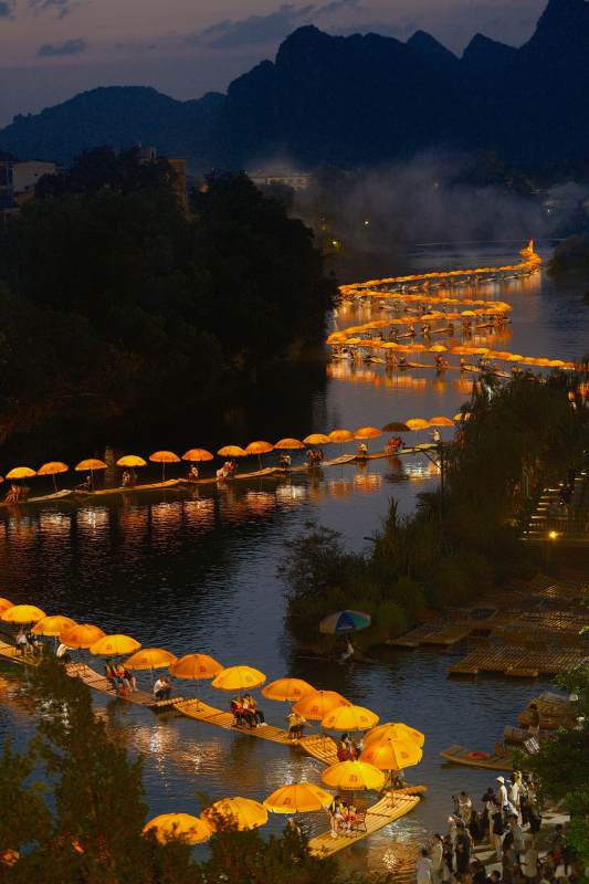 夜游竹筏伞影图片