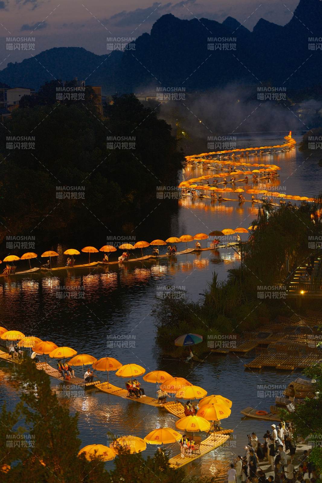 夜游竹筏伞影图片