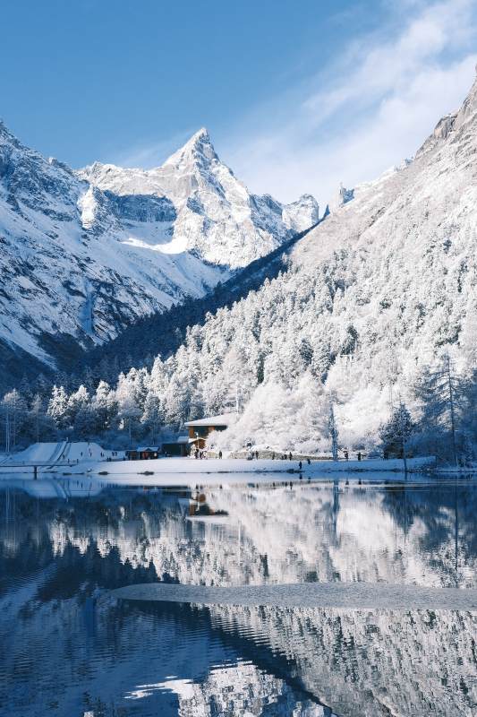 雪峰倒影湖光图片