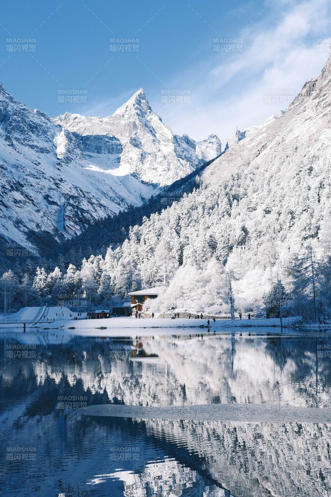 雪峰倒影湖光图片