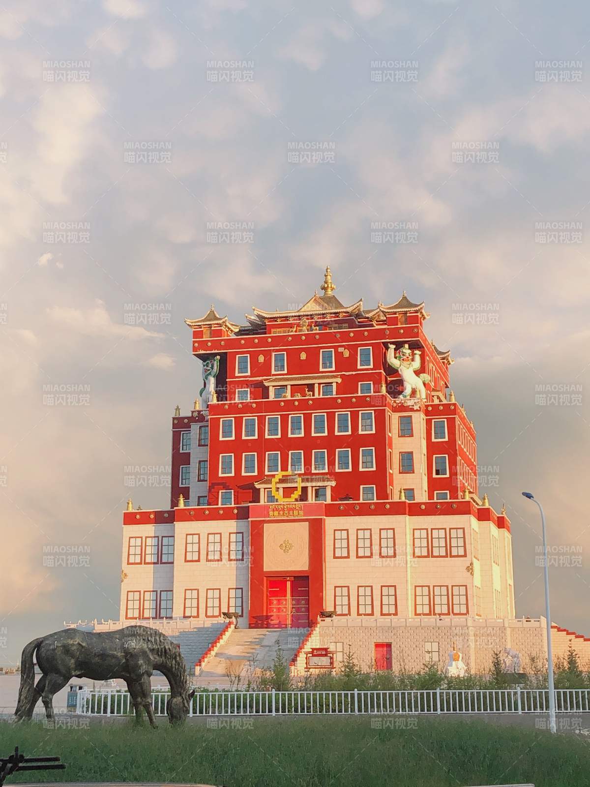 红墙金顶藏式建筑图片