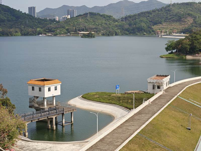 湖畔水闸风光图片