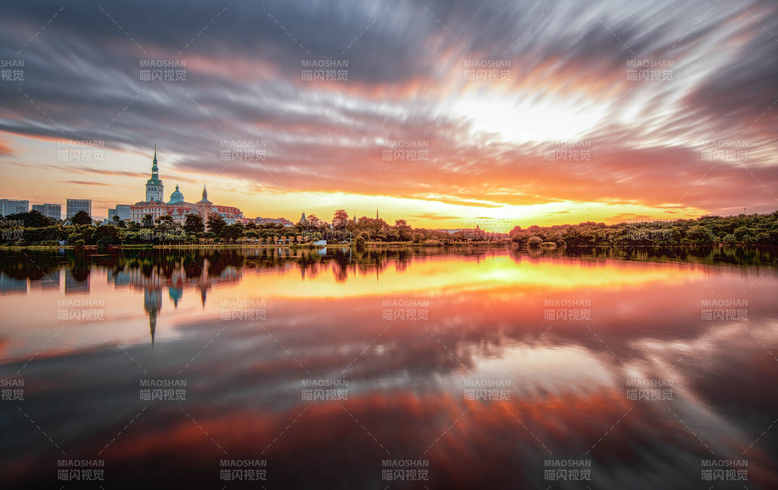 东莞松山湖湖畔日出火烧云长曝光图片