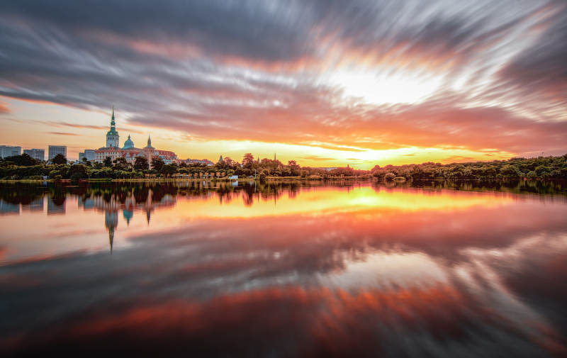 东莞松山湖湖畔日出火烧云长曝光图片