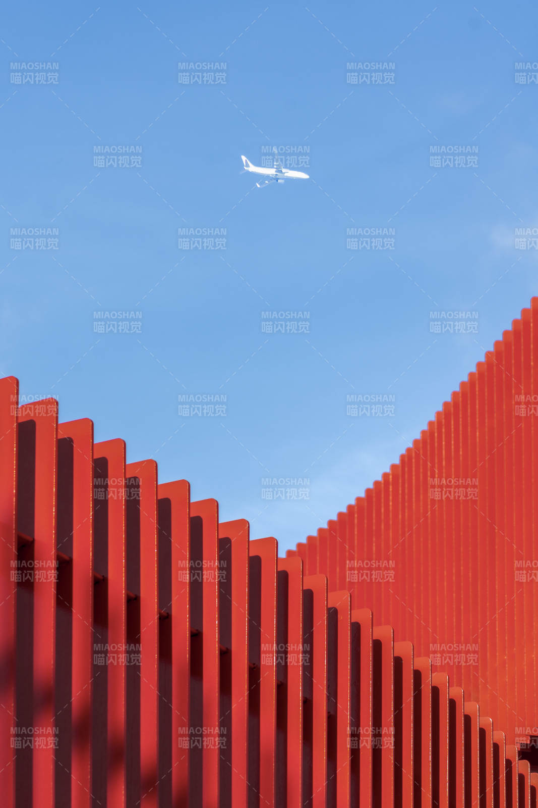 红墙映蓝天 飞机掠过图片