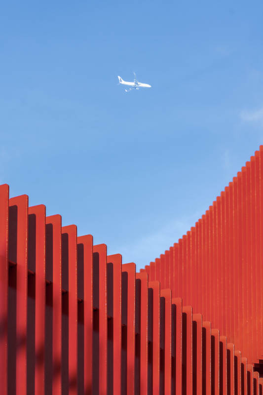 红墙映蓝天 飞机掠过图片