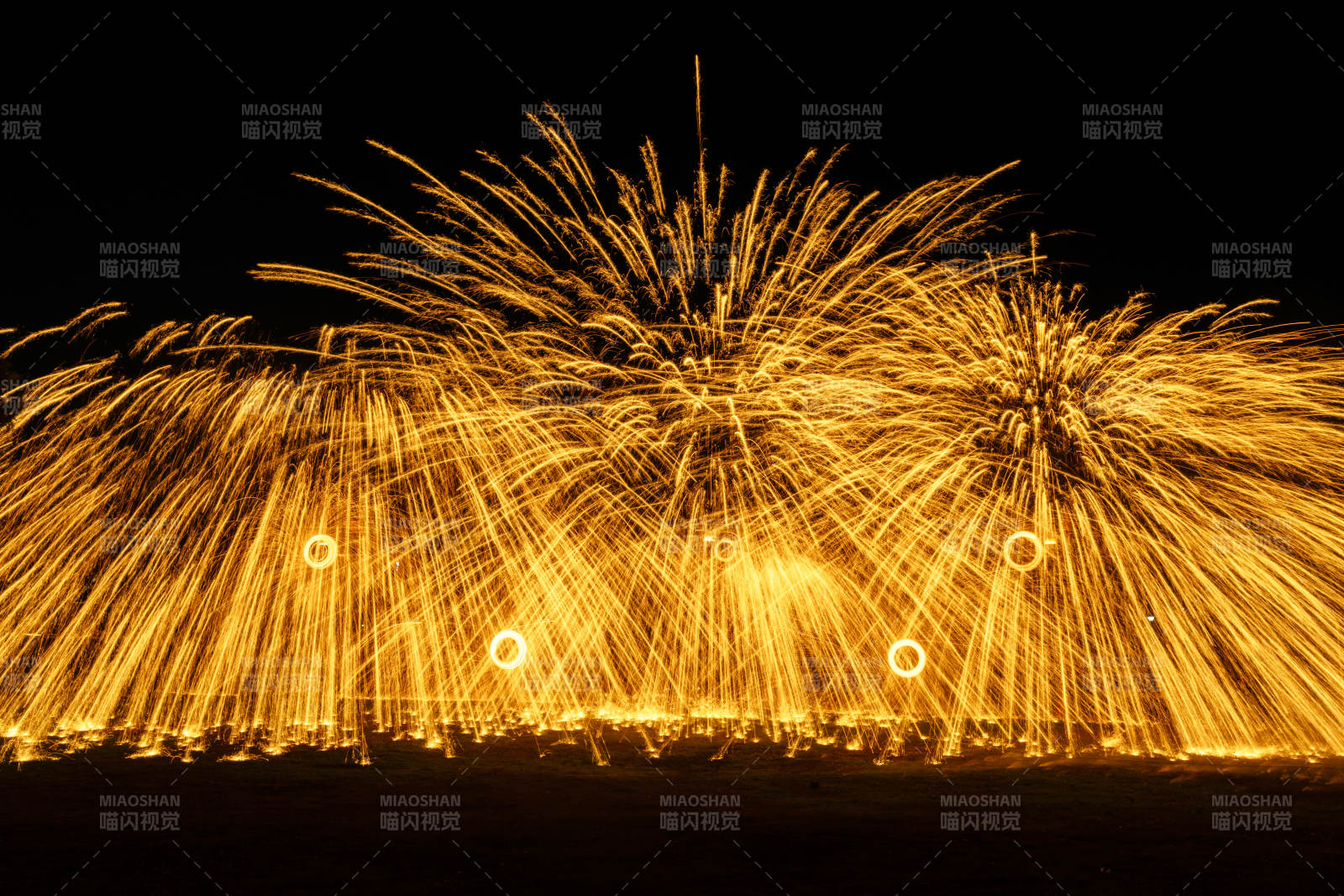 璀璨烟花夜空绽放图片