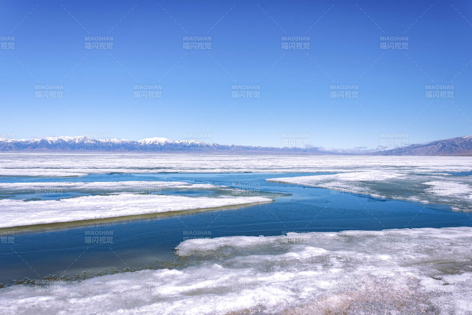 冰湖春色图片