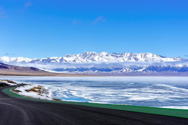 新疆赛里木湖的雪山湖畔公路图片