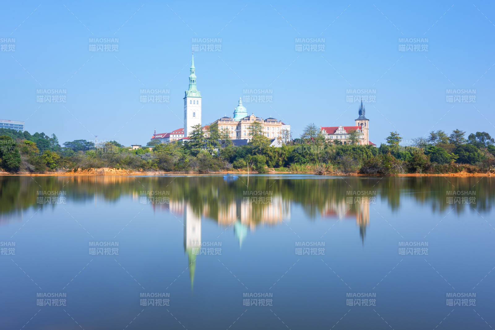 东莞松山湖湖畔古堡倒影图片