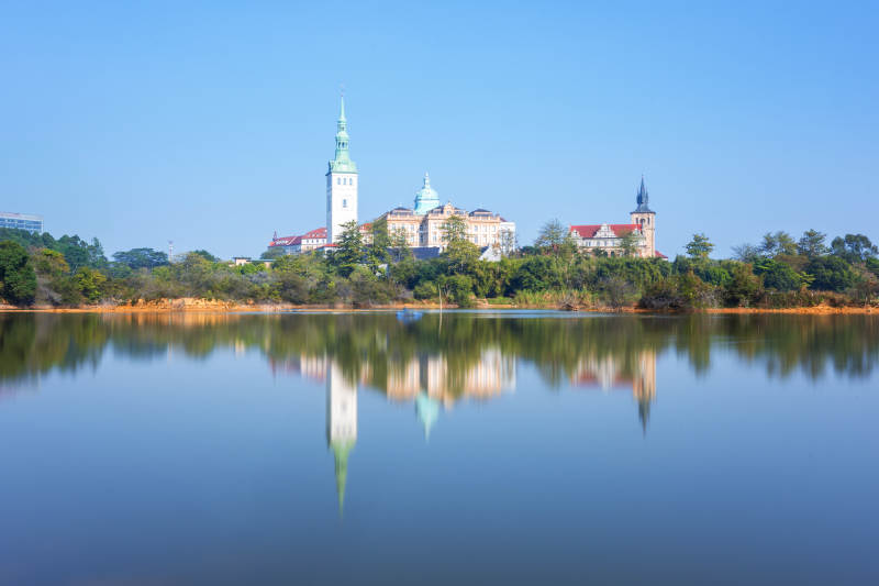 东莞松山湖湖畔古堡倒影图片