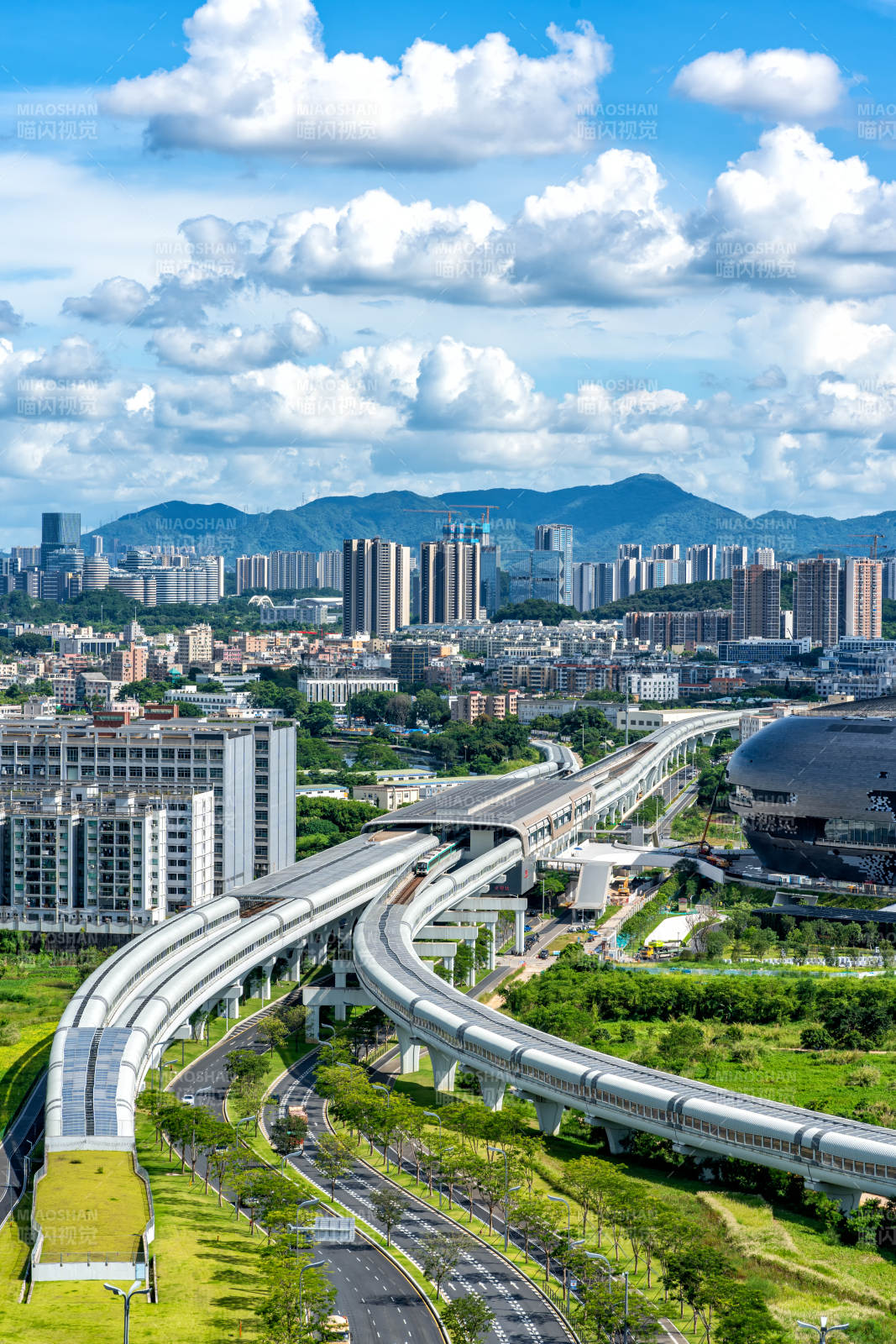 深圳光明新区的城市轻轨风光图片