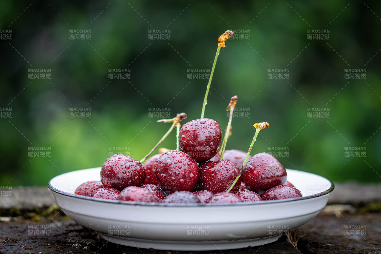 雨后樱桃车厘子鲜红欲滴图片