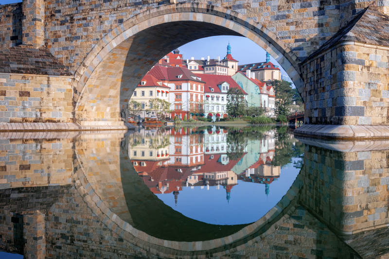 东莞松山湖欧洲小镇桥影映古堡图片