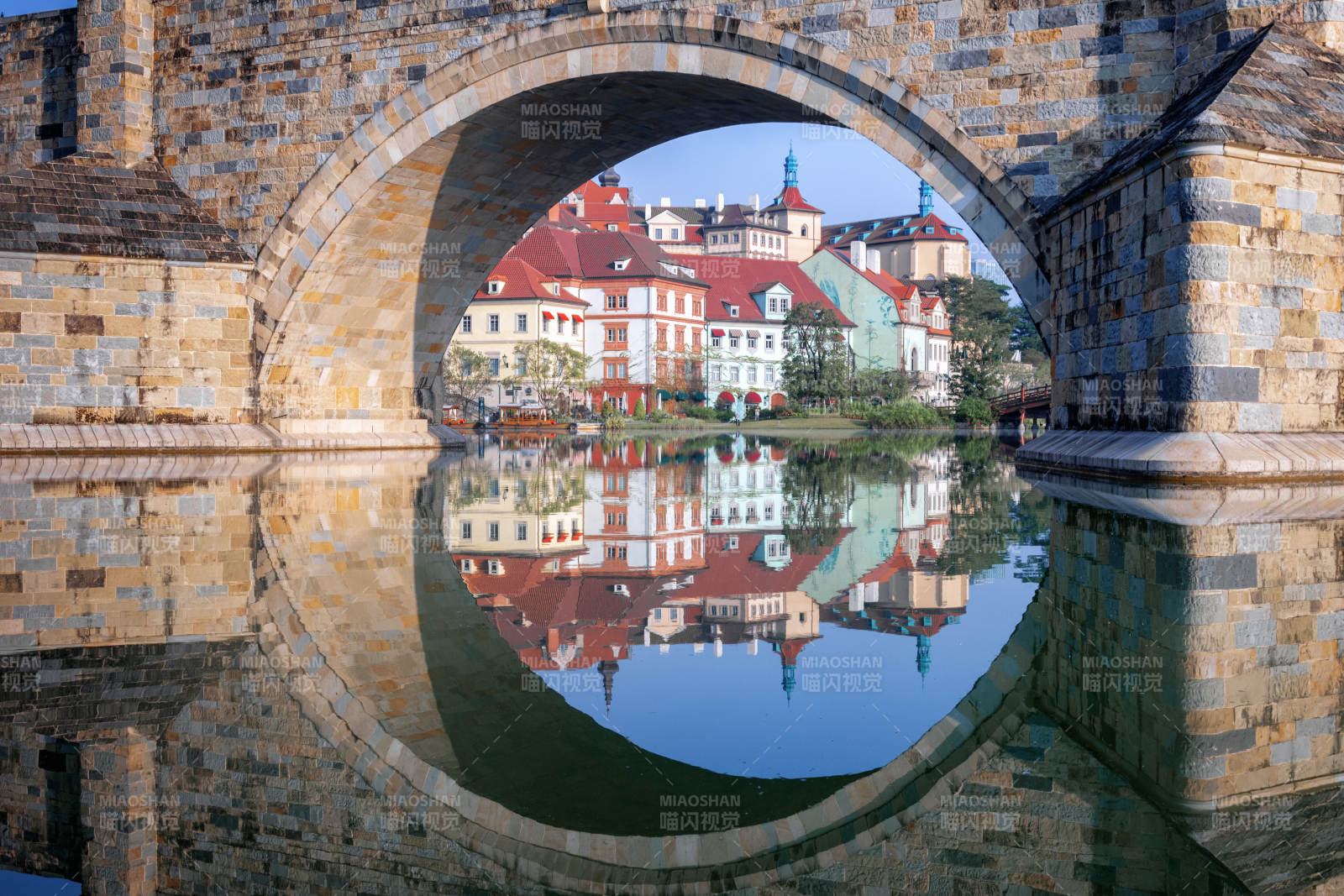 东莞松山湖欧洲小镇桥影映古堡图片