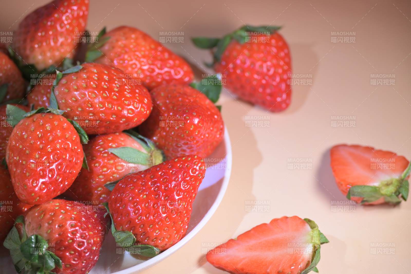 新鲜草莓特写图片