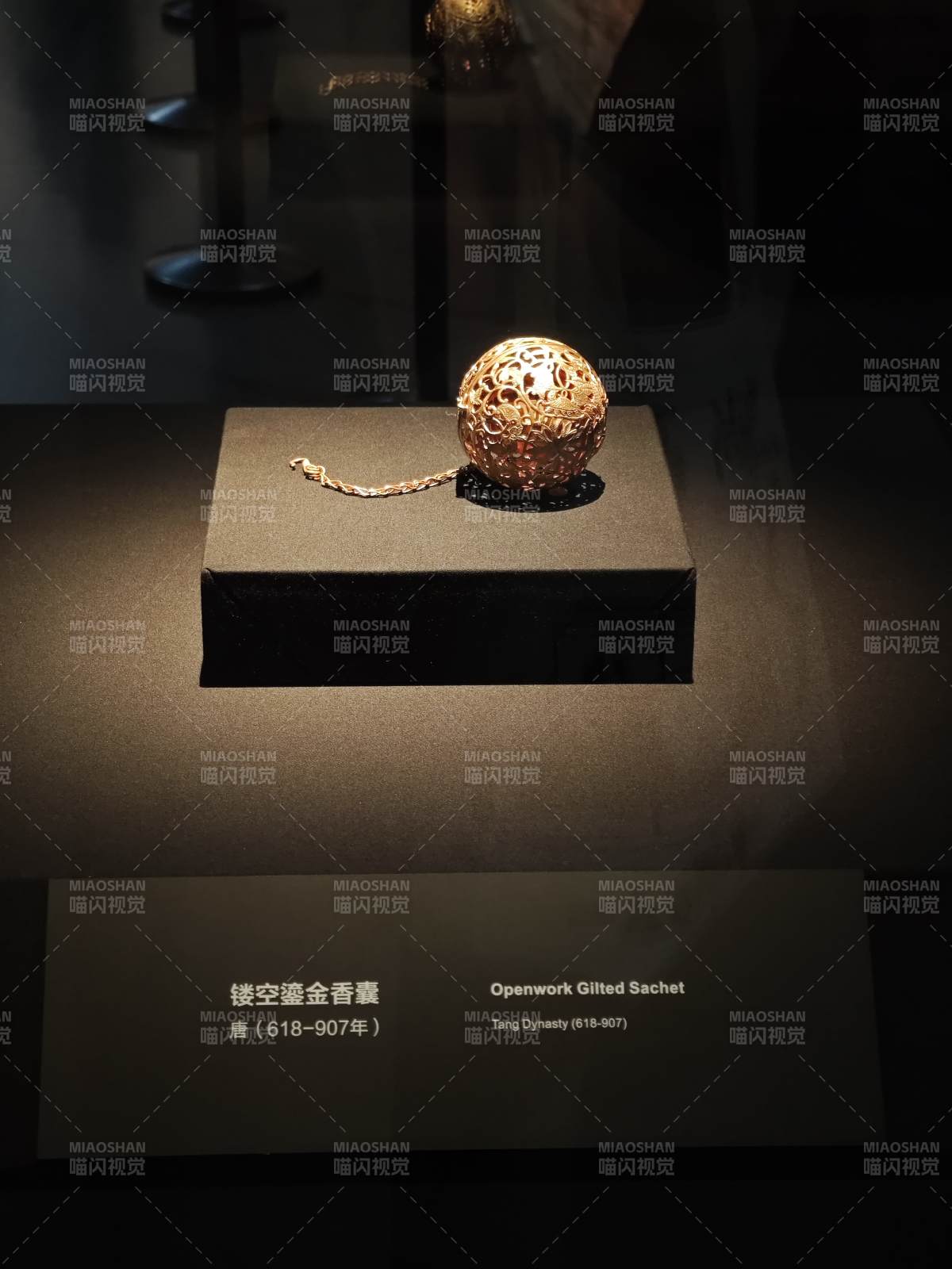 唐代镂空金香囊图片