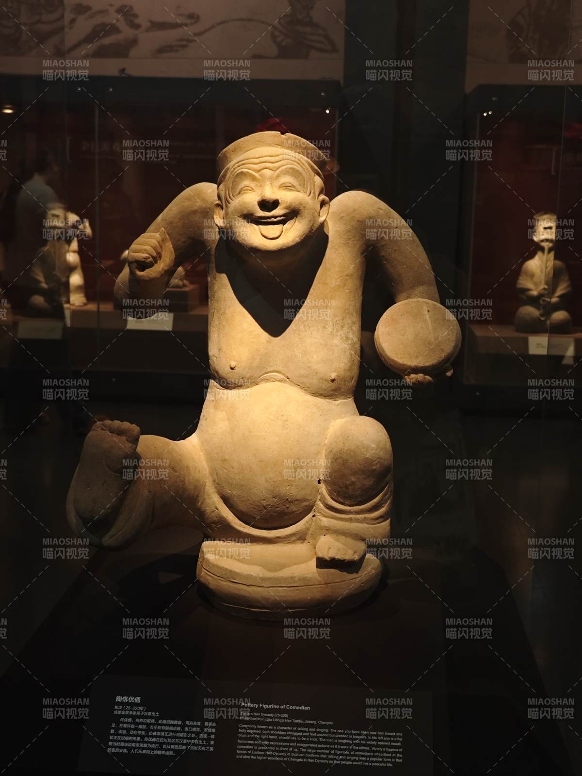 陶俑笑迎宾客图片