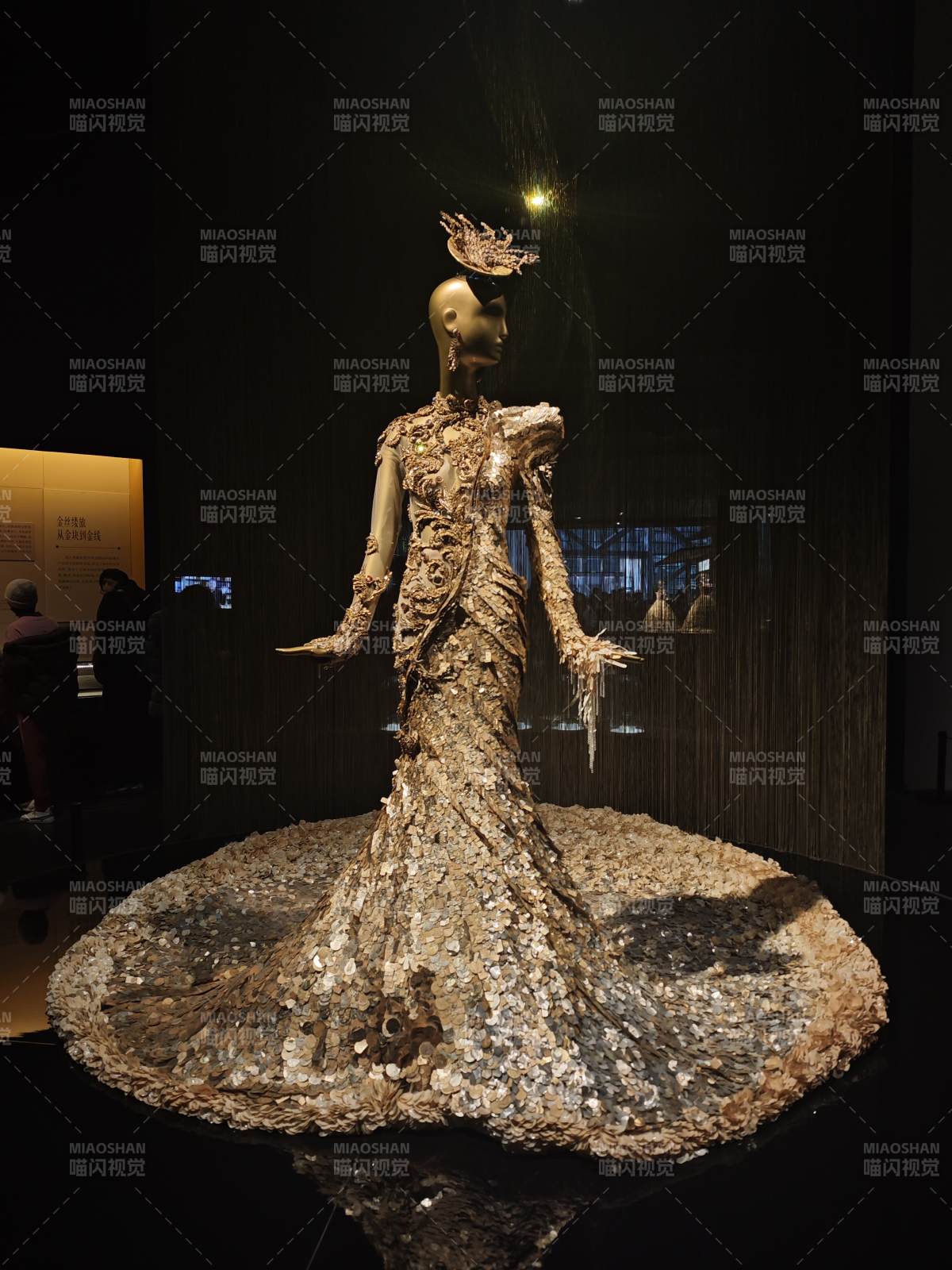 华丽礼服艺术展图片