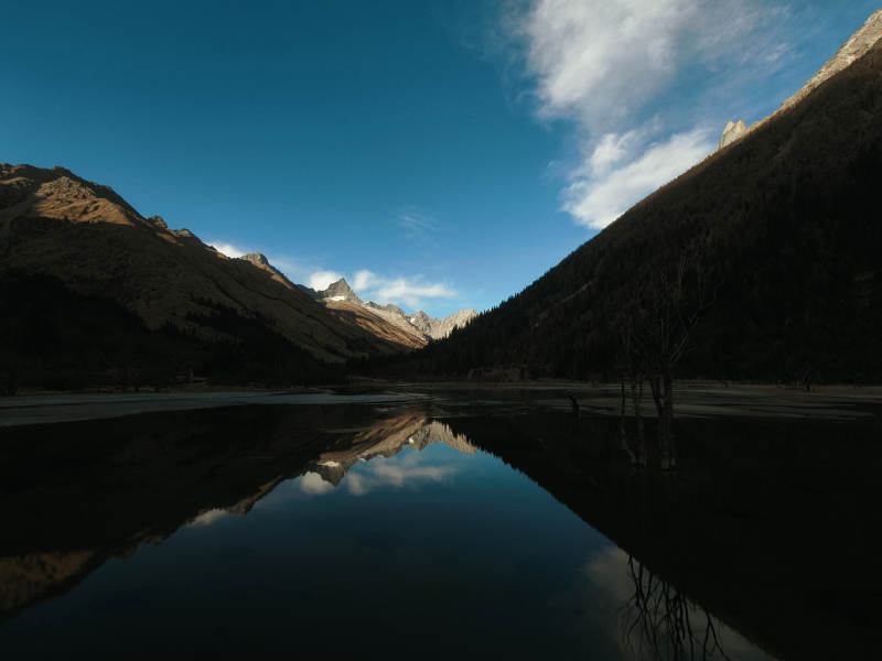 湖光山色倒影图片