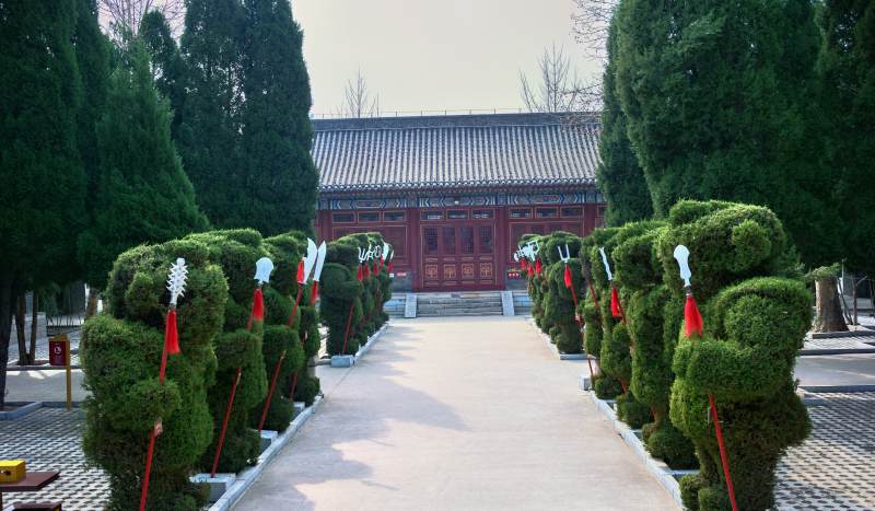 正定古城赵云庙 古建筑前的绿植通道图片