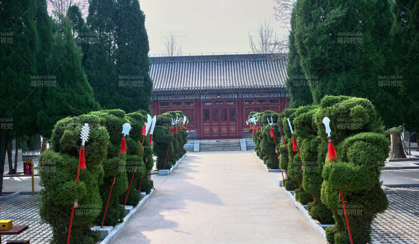 正定古城赵云庙 古建筑前的绿植通道图片