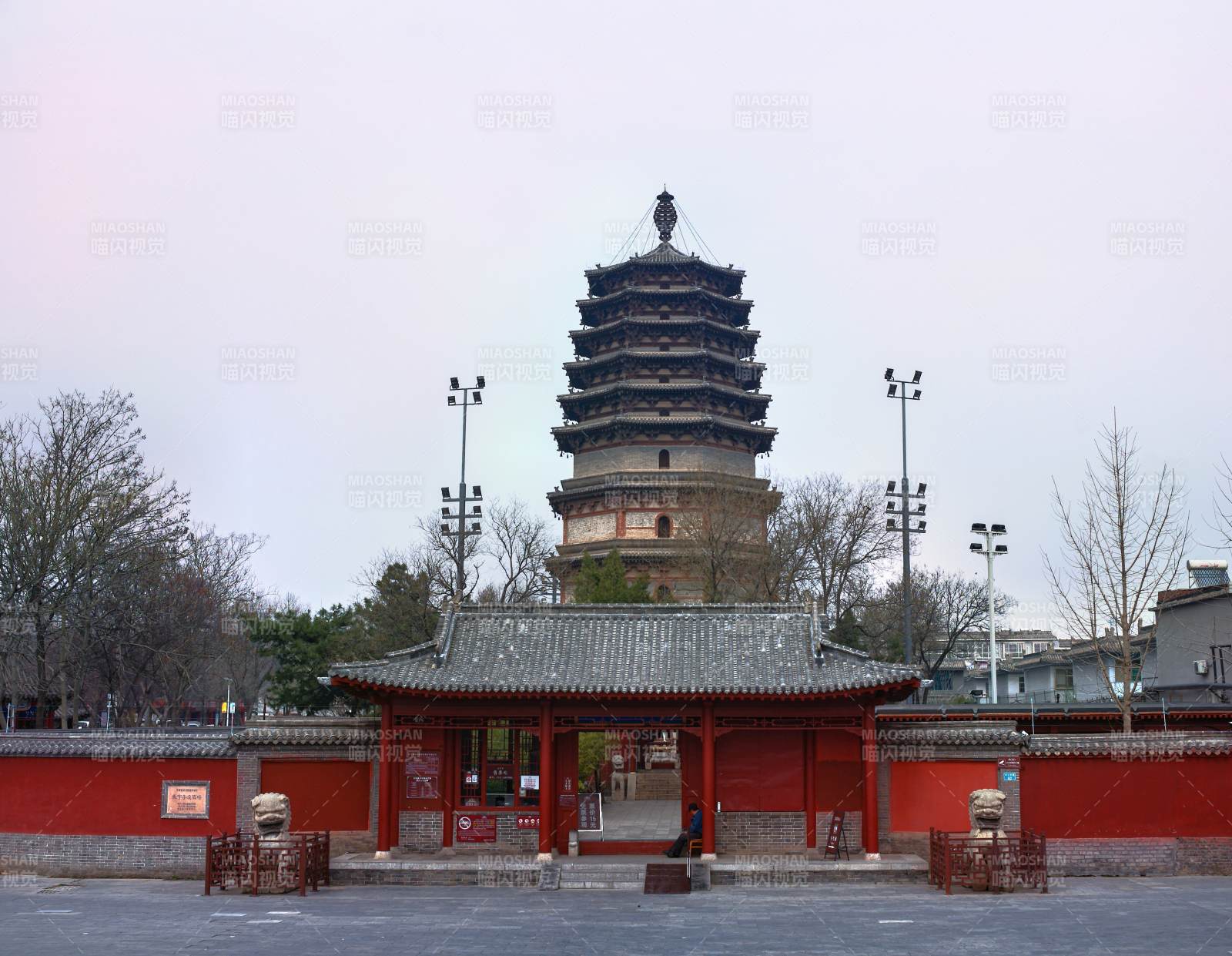 正定古城 天宁寺塔前红墙门楼图片