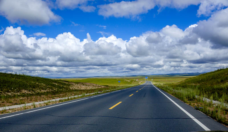 草原公路远行图片