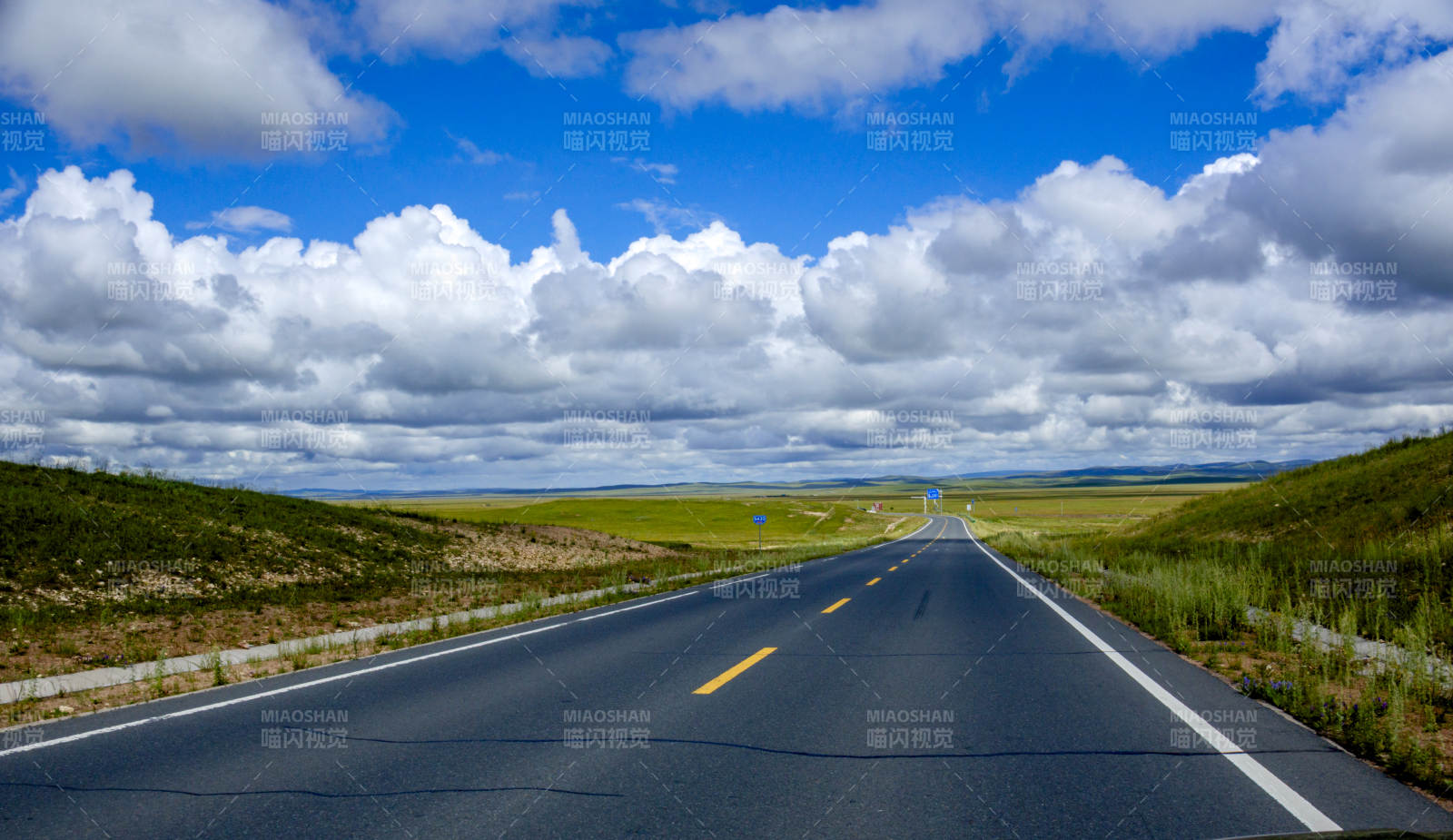 草原公路远行图片