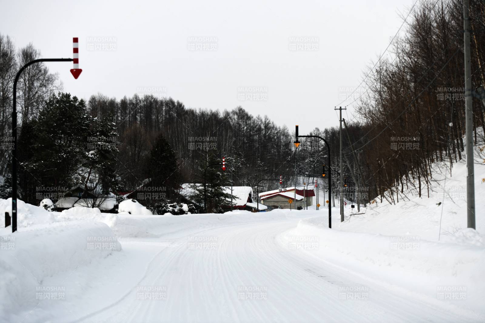 雪后宁静的乡村路图片