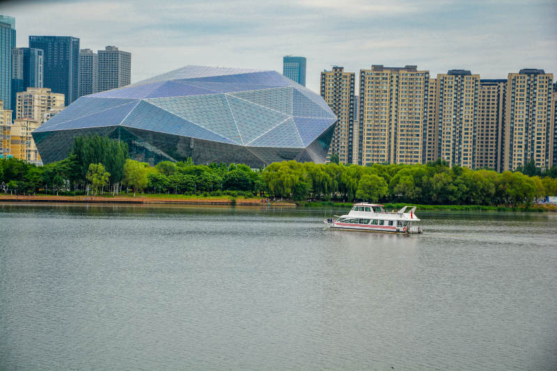 沈阳盛京大剧院与游船图片