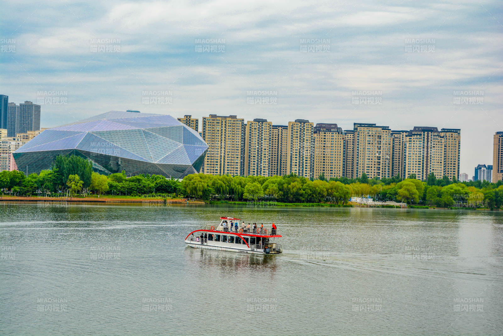 湖上观光船欣赏盛京大剧院图片