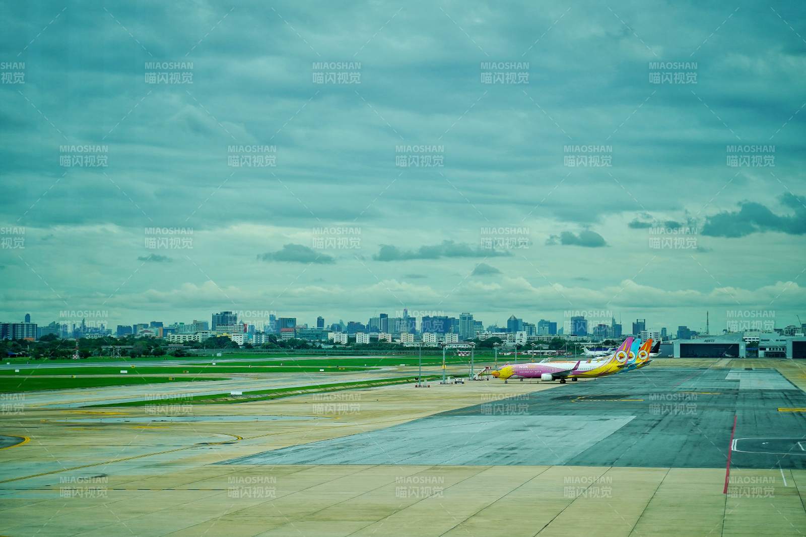 机场跑道与城市天际线图片
