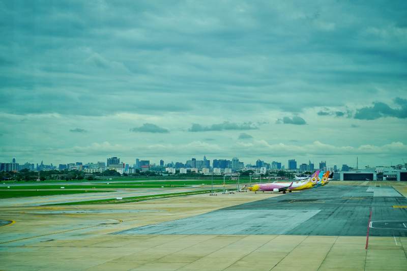 机场跑道与城市天际线图片