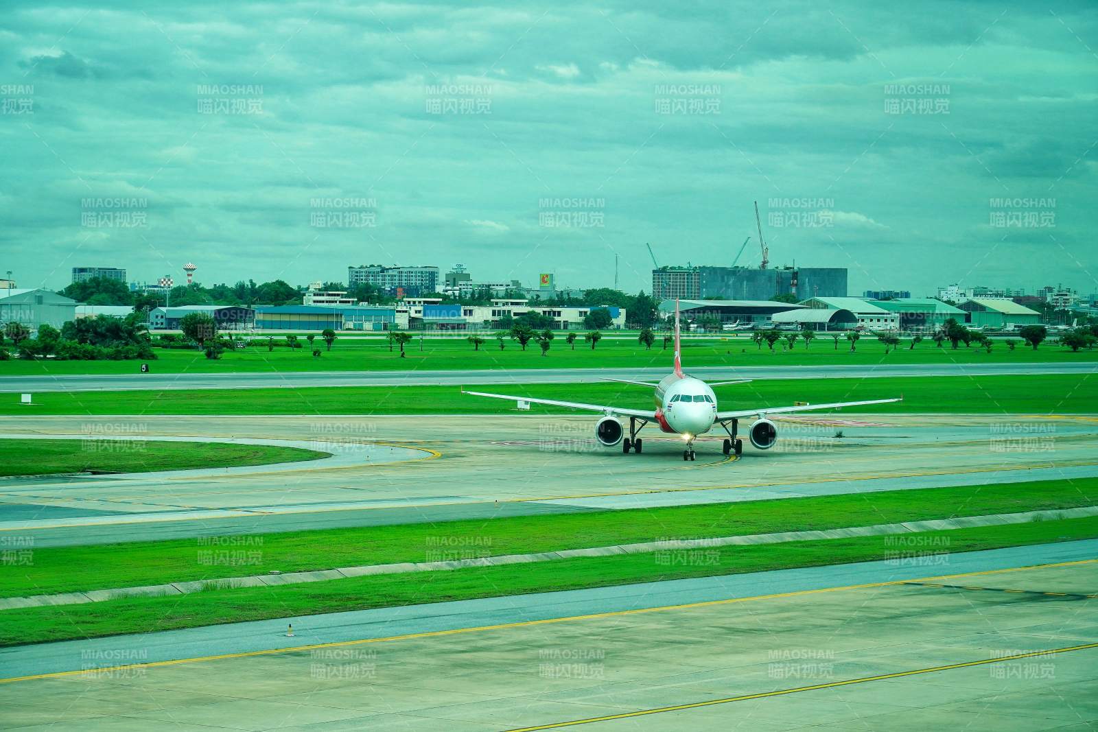 飞机滑行跑道图片