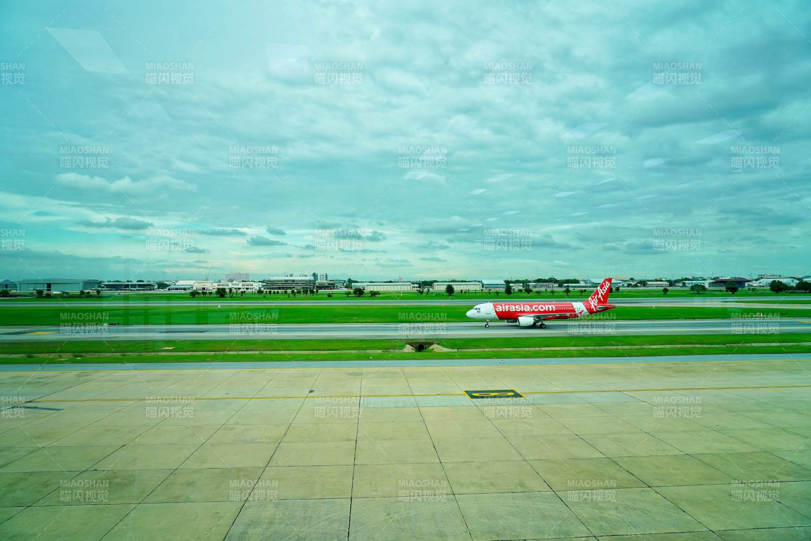 飞机滑行准备起飞图片