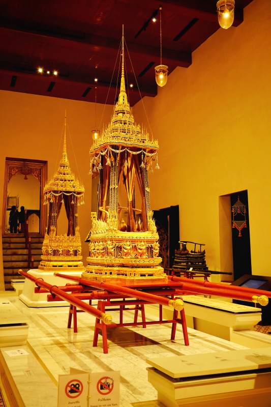 金碧辉煌的轿子展图片