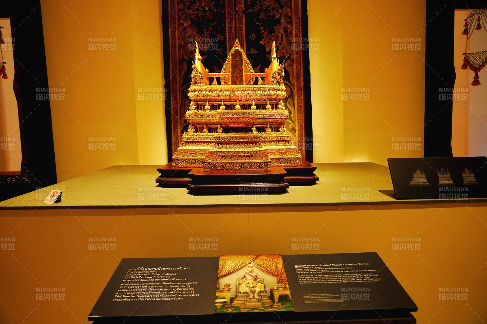 泰国博物馆金碧辉煌的佛塔模型图片