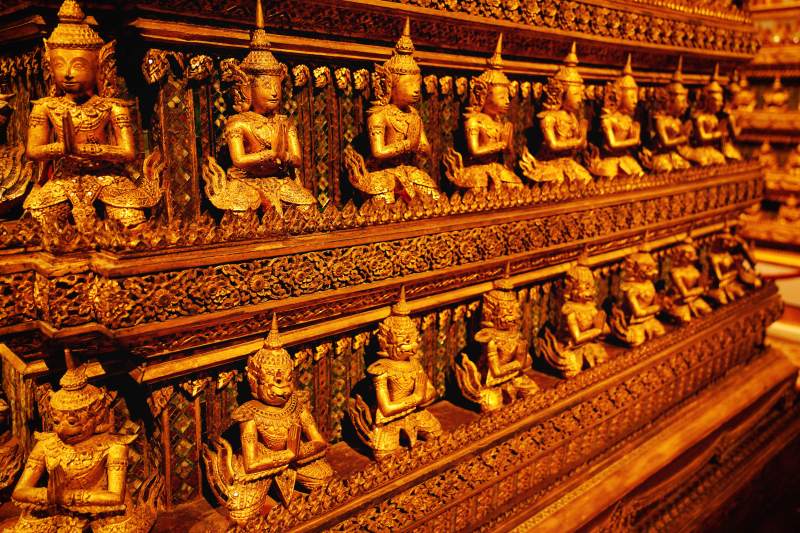 泰国博物馆金佛雕像排列有序图片