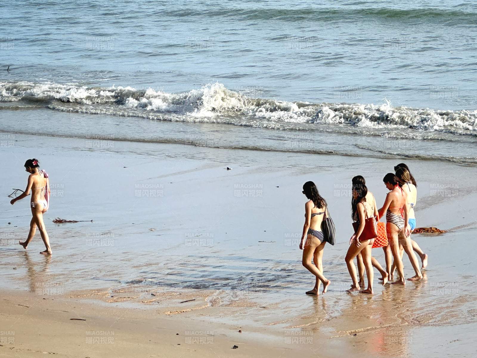 海滩上的青春足迹图片