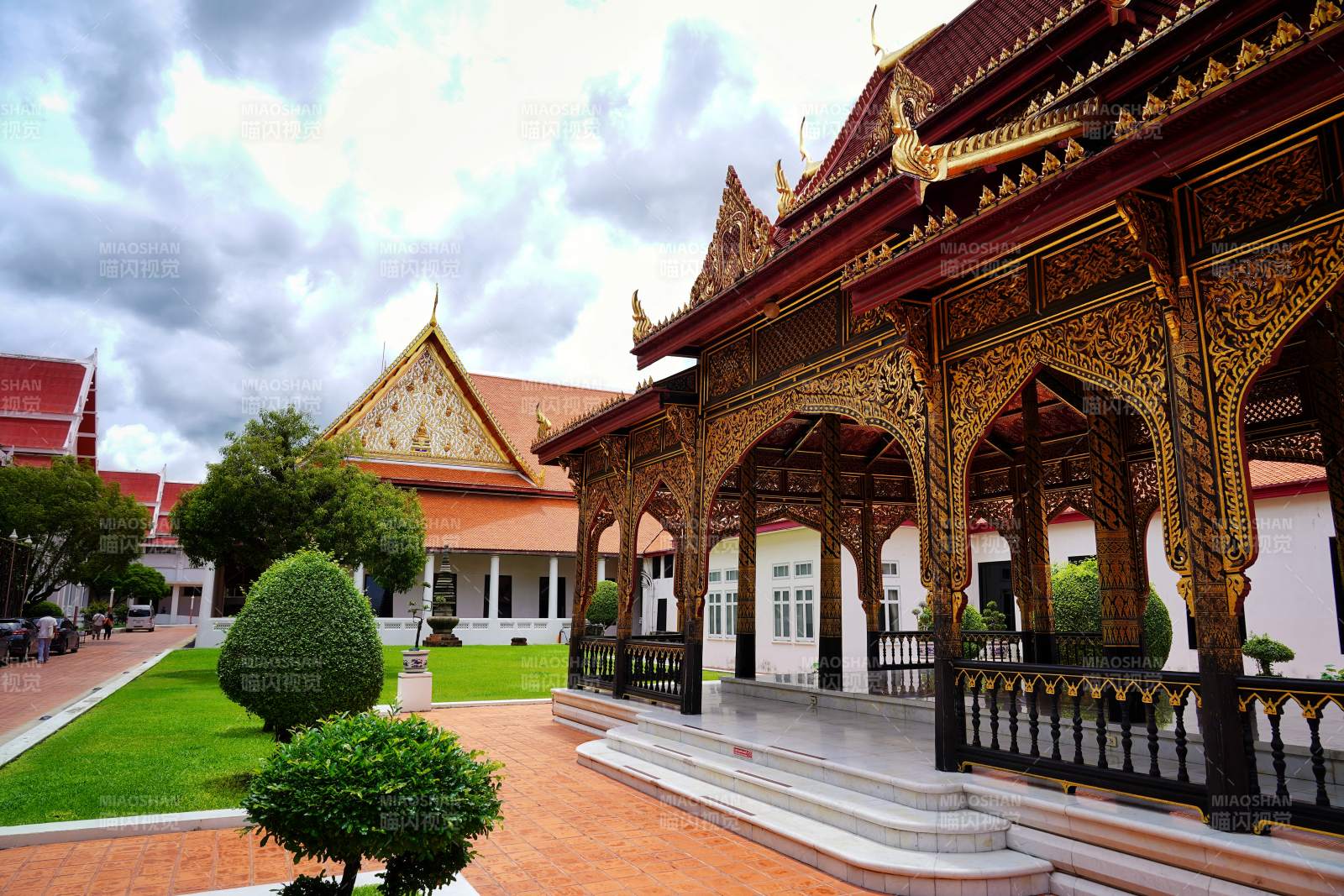 泰国寺庙庭院风景图片