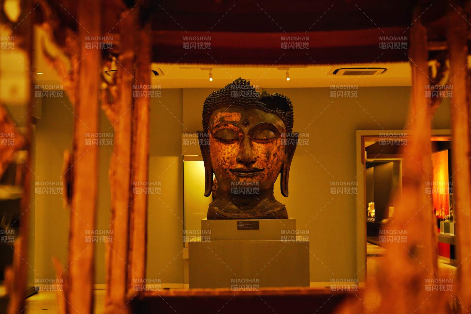 泰国博物馆佛首静谧展柜中图片