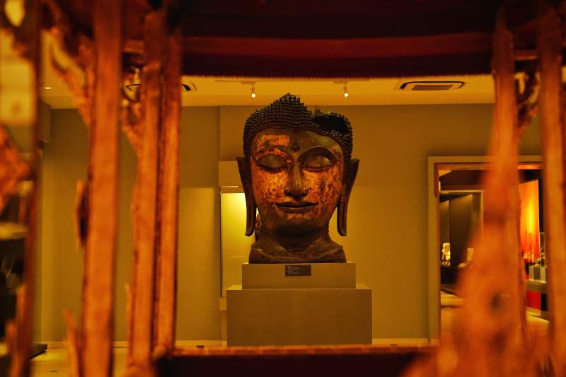 佛首静谧展柜中图片