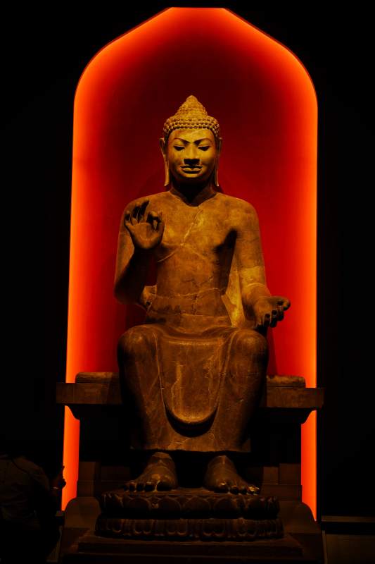 佛像静坐 红光映照图片