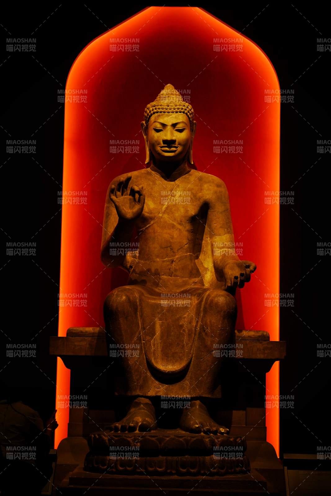 佛像静坐 红光映照图片