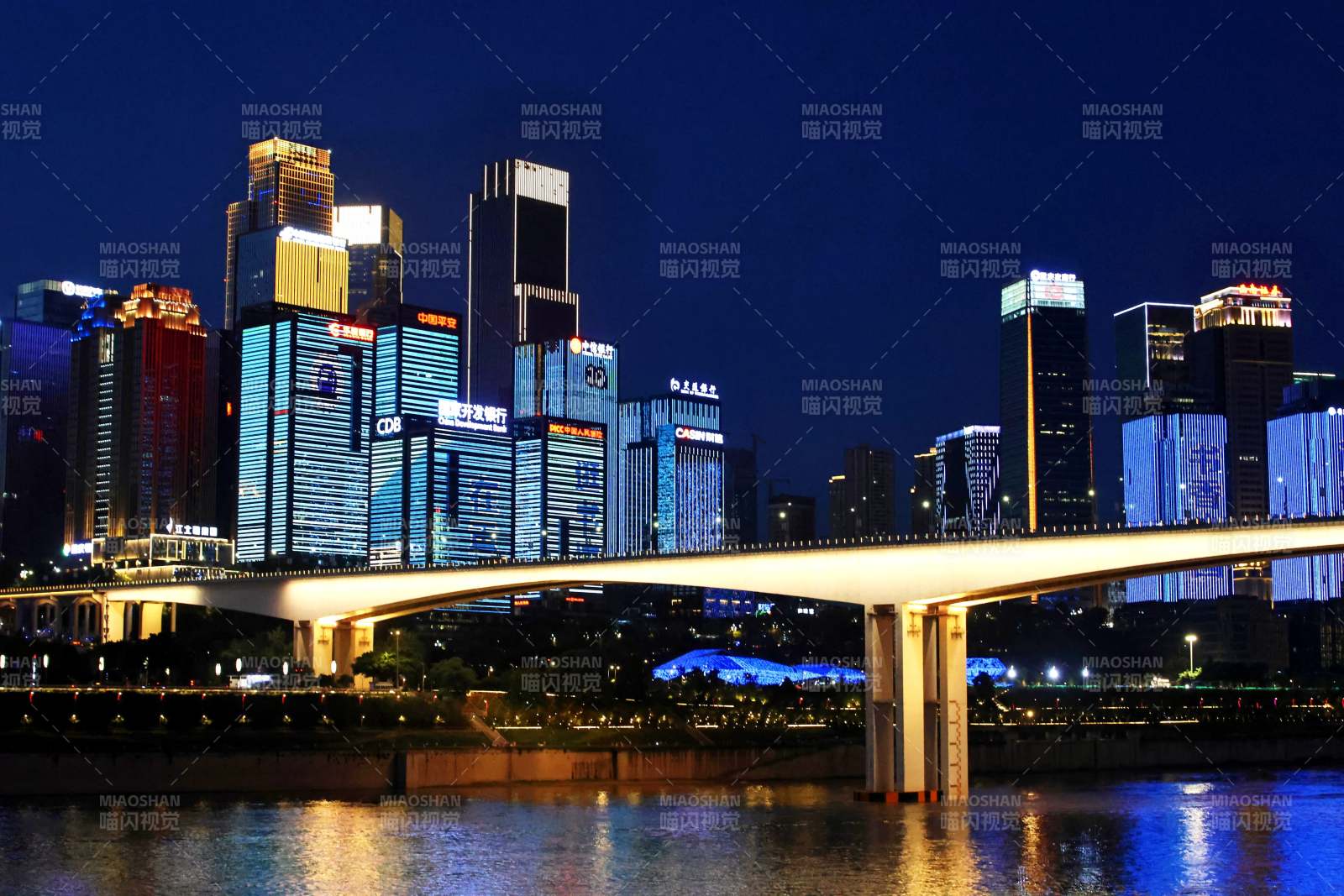 夜幕下的城市天际线图片