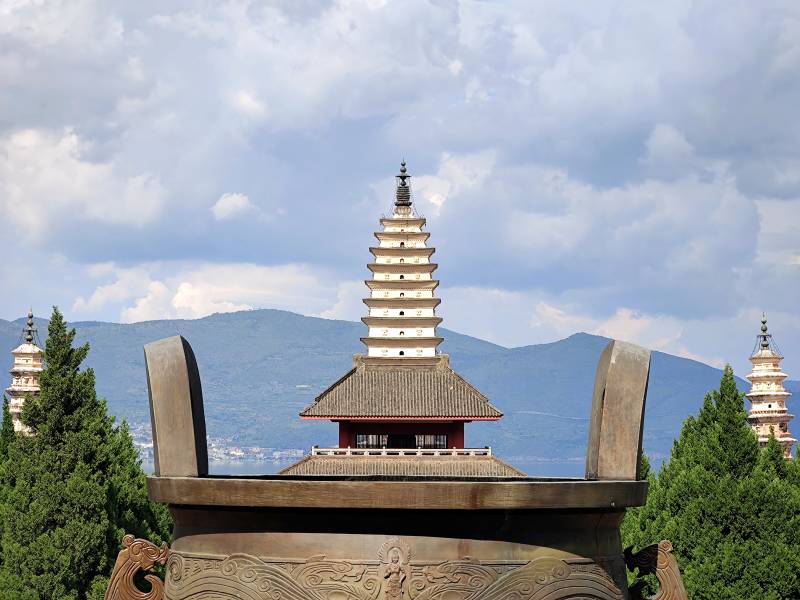 三塔倒影 山色如画图片