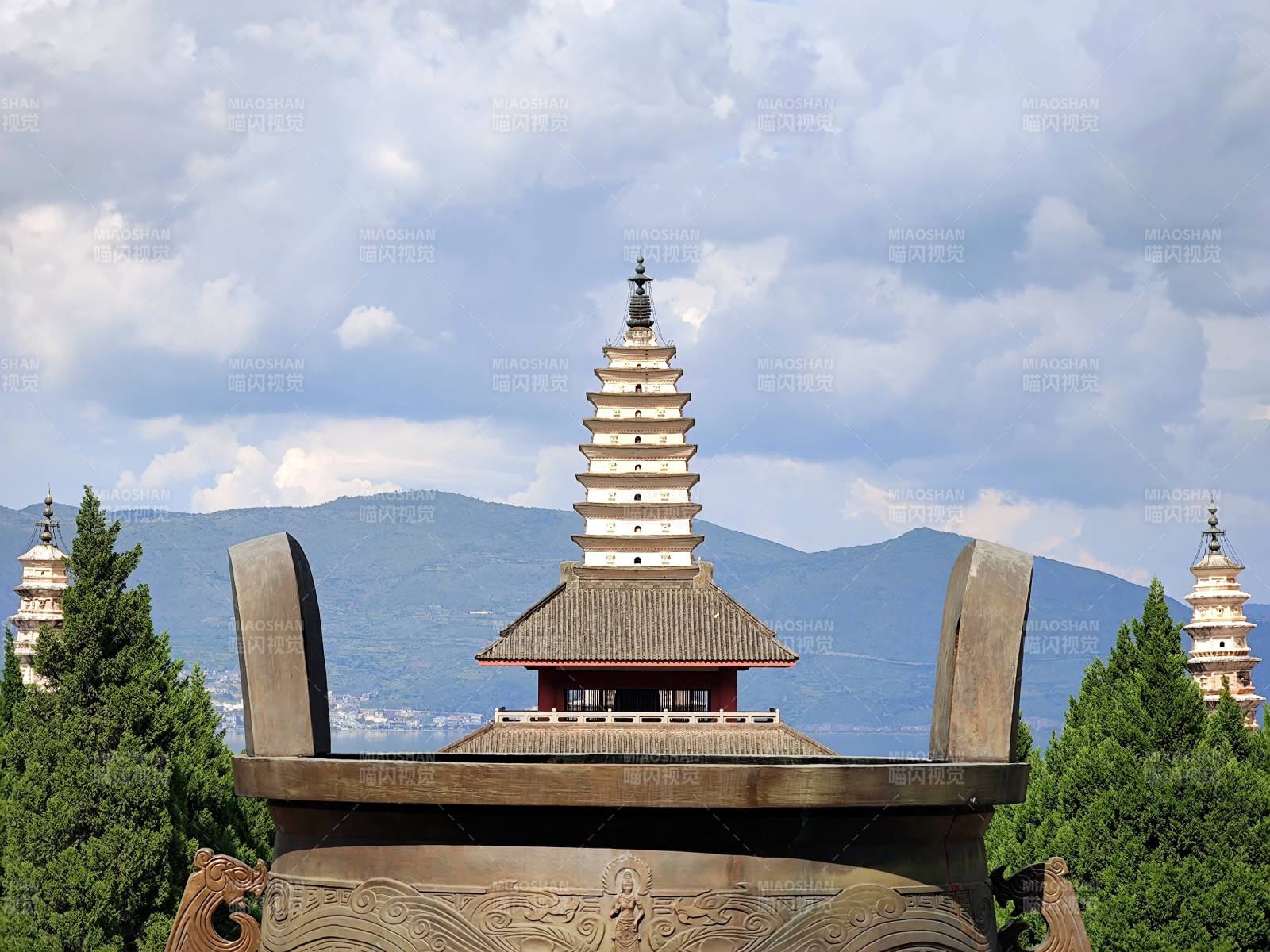 三塔倒影 山色如画图片