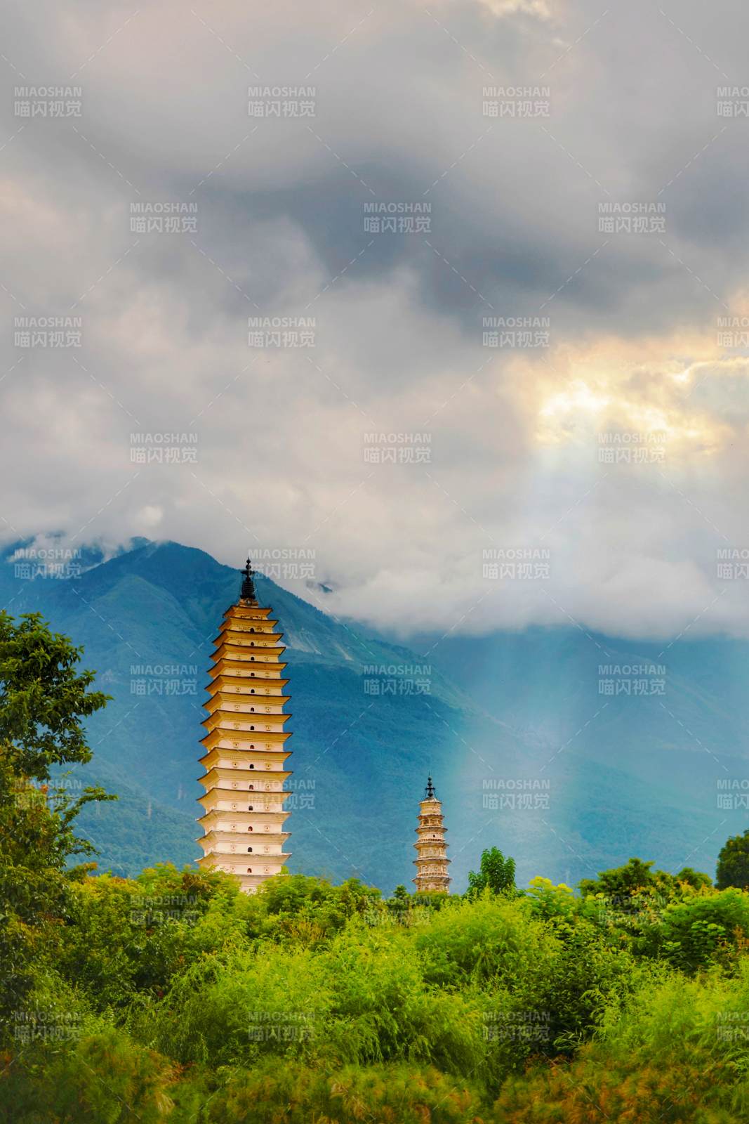 三塔云山图片