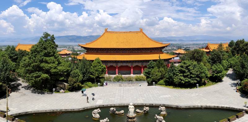 宏伟宫殿映碧水图片